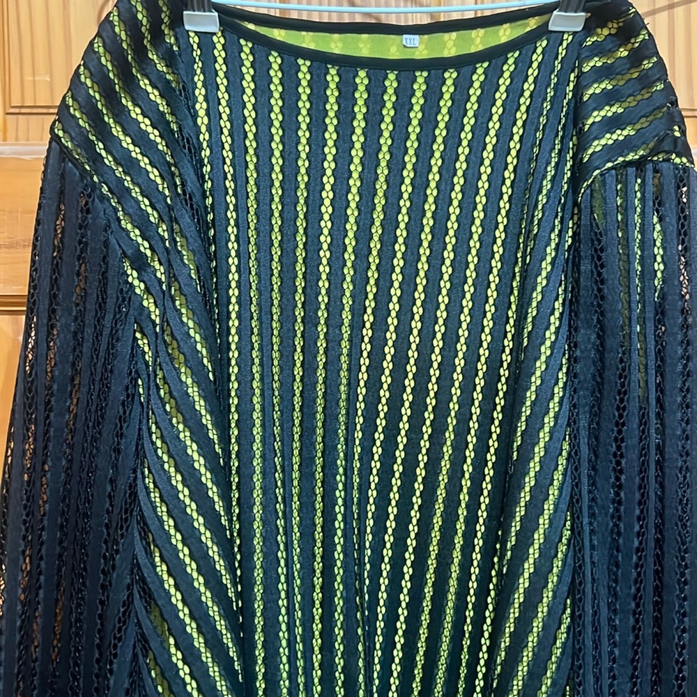 Black and green size XXL
Can be worn as dress or top with leggings or jeans